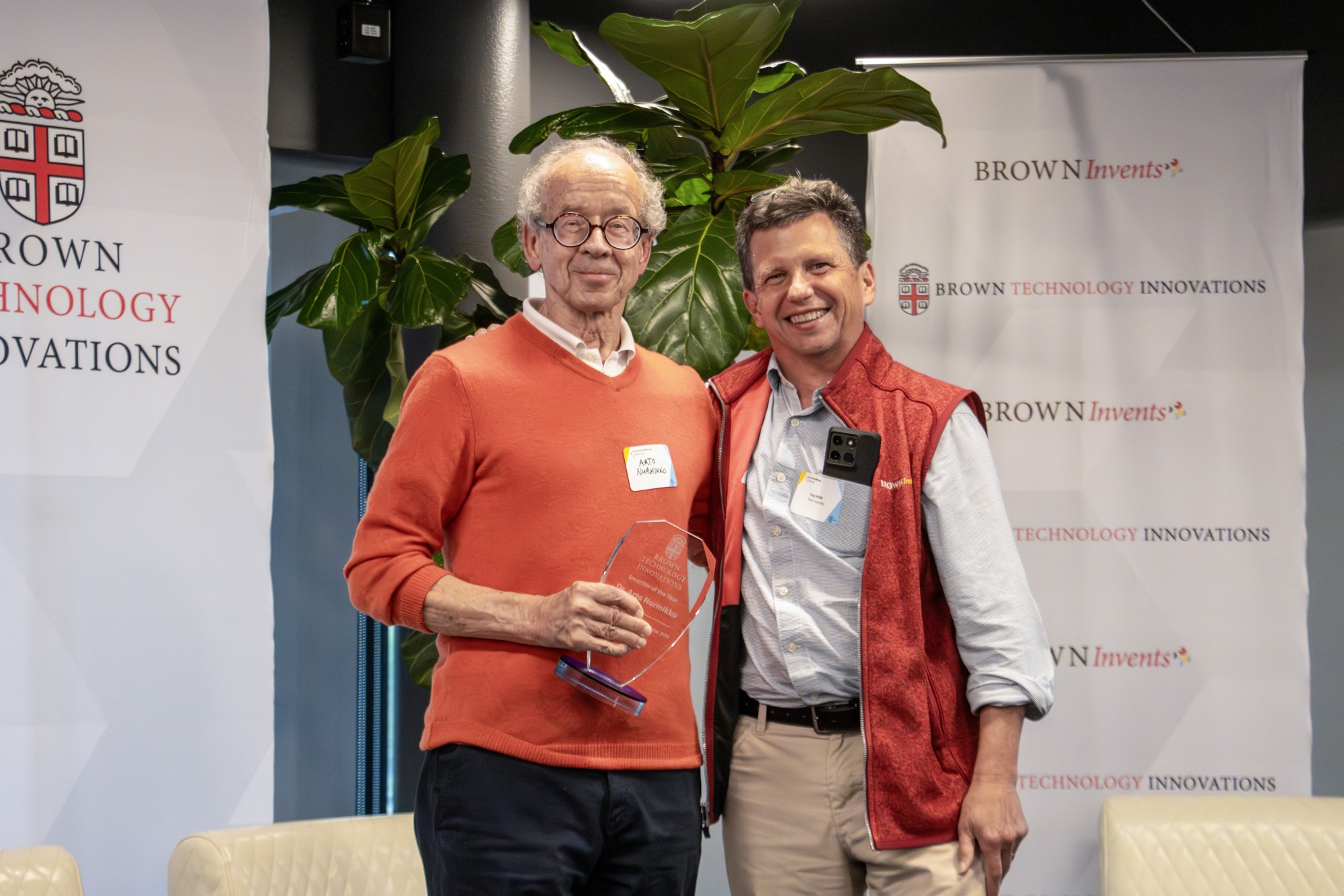 Arto Nurmikko accepts the award