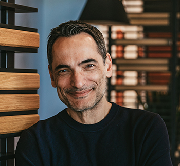 Dr. Nikos Tapinos headshot